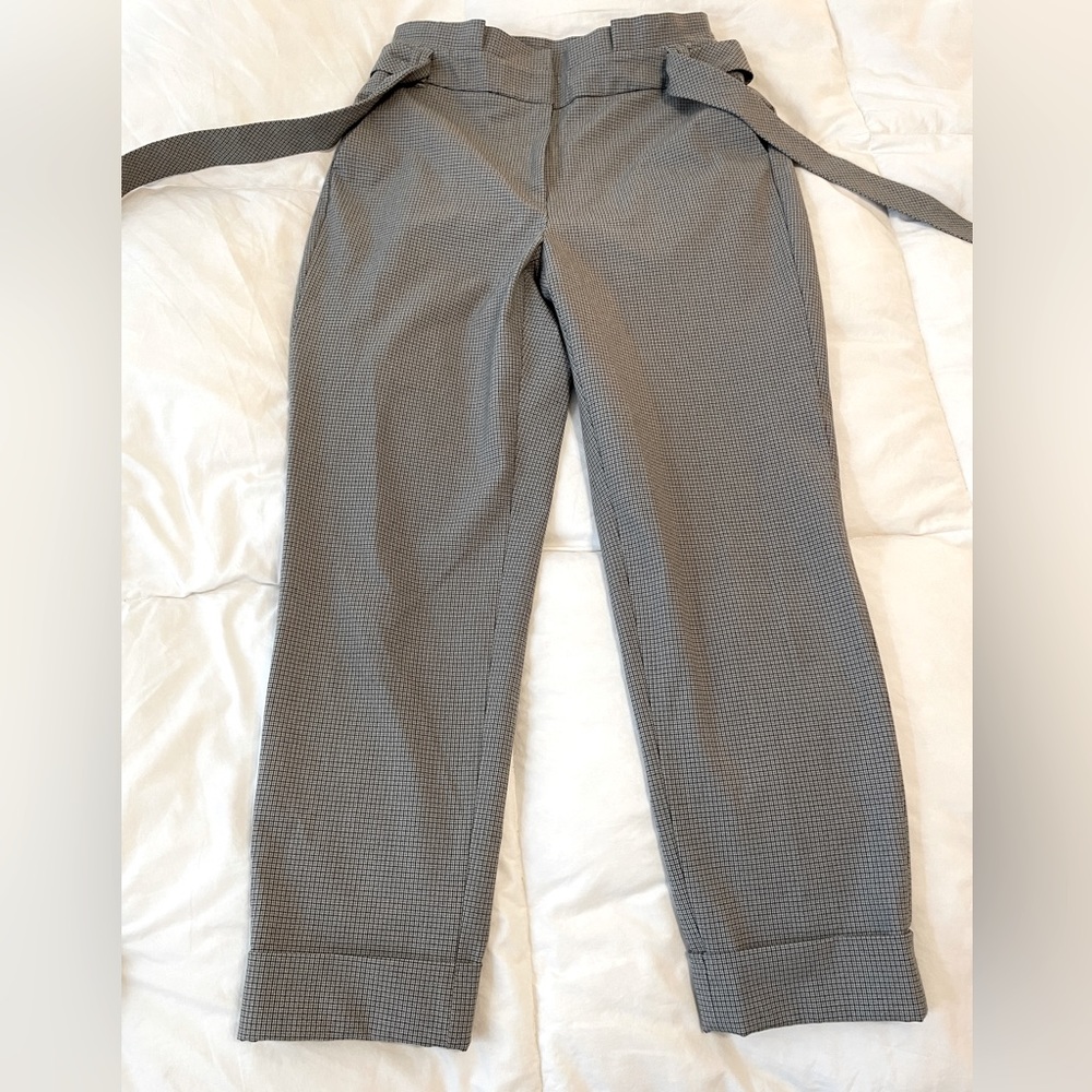 White House Black Market-The Tapered Ankle Size 4P